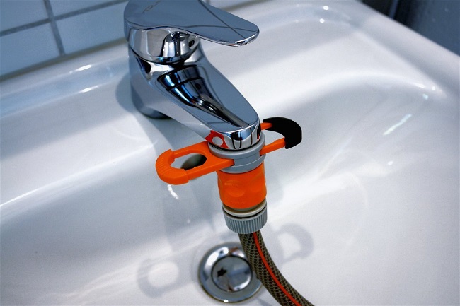 Comment raccorder un tuyau d'arrosage à un robinet de cuisine ou de salle de bain ?